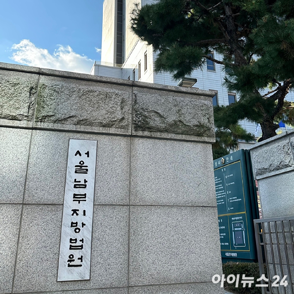 지난 2020년 7월 11일 오전 서울광장에 마련된 고인의 시민 분향소에 시민들이 조문을 하고 있다. [사진=정소희 기자]