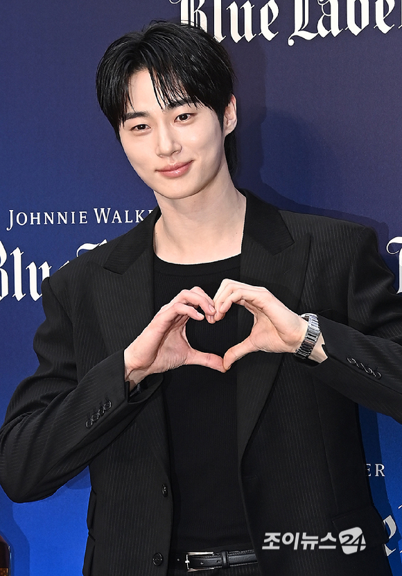 배우 변우석이 21일 서울 용산구 한남동 낫배드커피 한남에서 열린 조니워커 '더 블루로드:루트 투 석세스' 팝업 오프닝 행사에 참석해 포즈를 취하고 있다. [사진=곽영래 기자]