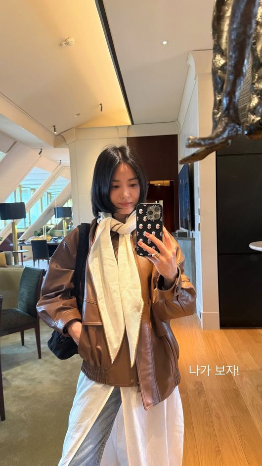송혜교, 단발머리에 레더 자켓+스카프...무심한 듯 시크한 가을룩