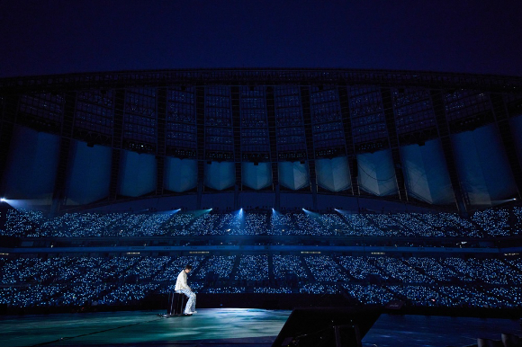 가수 임영웅이 26일 서울 상암 월드컵경기장에서 열린 2024 콘서트 ‘IM HERO - THE STADIUM'에서 무대를 펼치고 있다. [사진=물고기뮤직]
