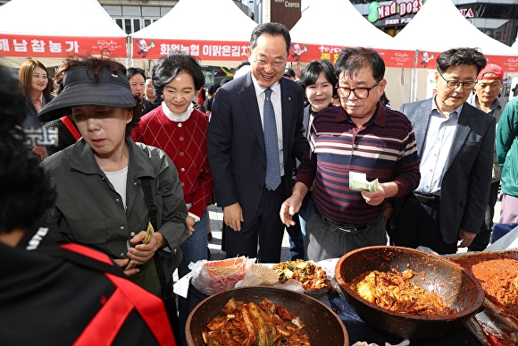 부산광역시 해운대구에서 진행된 김치의날 행사에서 해남군 관계자들이 김치 버무림 행사에 참여하고 있다. [사진=해남군]