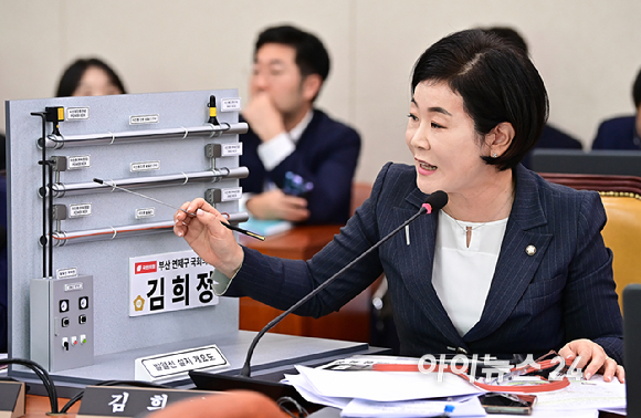 김희정 국민의힘 의원이 10일 오후 서울 여의도 국회 국토교통위원회에서 열린 한국토지주택공사, 국토안전관리원 등 국정감사에서 발열선 설치 개요도를 두고 질의하고 있다. [사진=곽영래 기자]