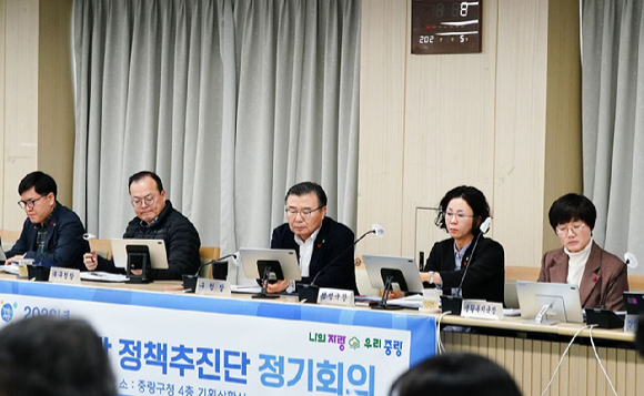 중랑구가 2월 13일부터 19일까지 7일간 '2026년 설 종합대책'을 추진한다. 사진은 '2026년 설 명절 종합대책 회의'에 참석한 류경기 중랑구청장(왼쪽에서 3번째)의 모습. [사진=중랑구]