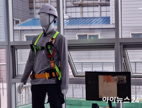 에코비트에너지 경주 건물 내 작업자들이 착용하는 스마트 안전장구가 진열돼 있는 모습. [사진=안세준 기자]