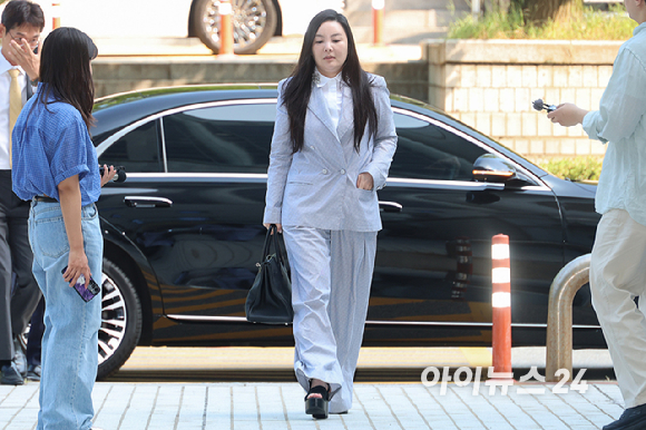 300억원대 사기 혐의를 받는 차가원 피아크그룹 회장 겸 원헌드레드 대표가 3일 오전 서울 서초구 서울중앙지방법원에서 열린 구속 전 피의자 심문(영장실질심사)에 출석하고 있다. 2026.08.03 [사진=사진공동취재단]