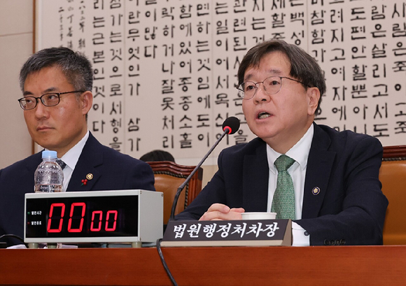 20일 윤석열 대통령 지지 시위대의 서울서부지법 청사 불법 진입 및 난동 사태와 관련한 긴급 현안질의가 열린 국회 법제사법위원회 전체회의에 출석한 배형원 법원행정처 차장(오른쪽)이 의원 질의에 답변하고 있다. 왼쪽은 김석우 법무부 장관 직무대행. 2025.1.20 [사진=연합뉴스]