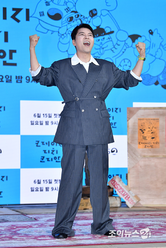 방송인 전현무가 10일 오전 서울 영등포구 여의도동 KBS별관에서 진행된 KBS 2TV 새 예능프로그램 '크레이지 리치 코리안' 제작발표회에 참석해 포즈를 취하고 있다. [사진=문수지 기자]