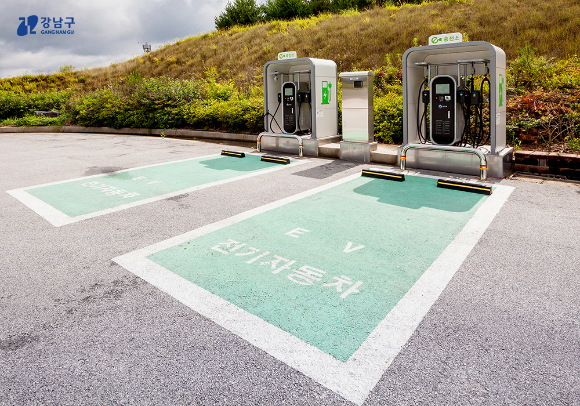 강남구가 총 7500만원의 예산을 투입해 전기차 충전기 설치보조금을 지원한다. 사진은전기차 충전시설. [사진=강남구]