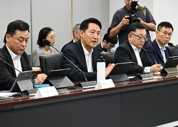 오세훈 서울시장이 15일 서울시청에서 열린 '야간경제 활성화를 위한 정례간부회의'에서 모두발언을 하고 있다. [사진=서울시]