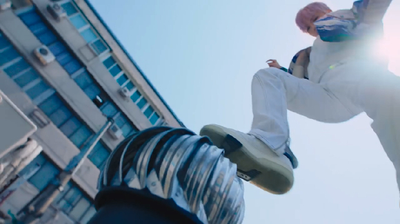 강다니엘의 첫 정규앨범 'The Story' 타이틀곡 'Upside Down' 뮤직비디오 두 번째 티저 영상이 공개돼 관심을 모으고 있다. [사진=강다니엘 'Upside Down' MV 티저 캡쳐]