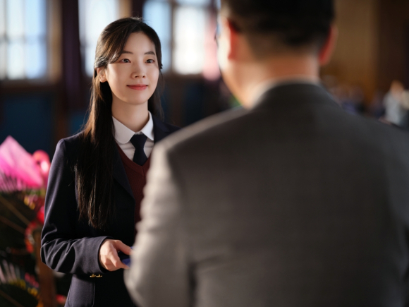 진영과 다현이 영화 '그 시절, 우리가 좋아했던 소녀'에서 열연하고 있다. [사진=주식회사 위지윅스튜디오 / CJ CGV]