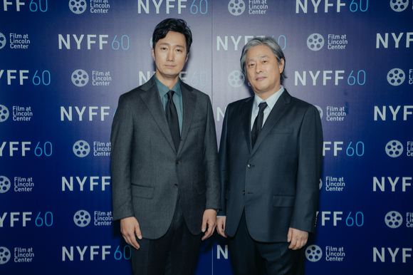 '헤어질 결심' 박해일, 박찬욱 감독이 제60회 뉴욕 영화제에 참석해 포즈를 취하고 있다. [사진=CJ ENM]