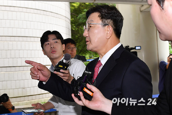 권성동 국민의힘 의원이 16일 서울 서초구 서울중앙지법으로 구속 전 피의자 심문(영장실질심사)을 받기 위해 이동하며 발언하고 있다. [사진=곽영래 기자]