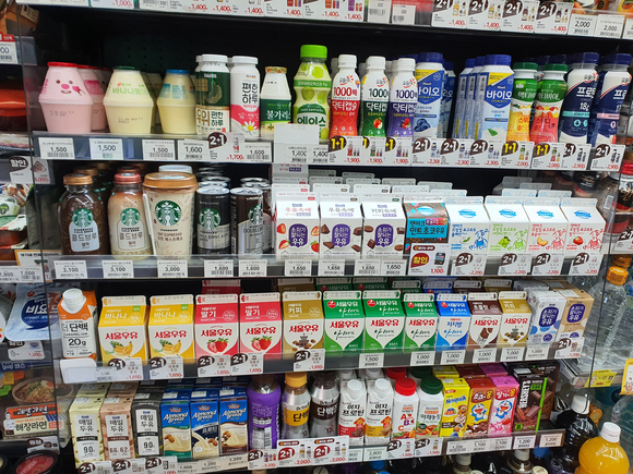 서울 시내 한 편의점에 우유를 비롯한 유제품이 진열되어 있다. [사진=구서윤 기자]