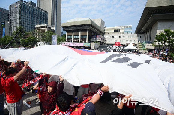 2026 북중미 월드컵 조별리그 A조 2차전 대한민국 대 멕시코의 경기가 0-1 한국의 패배로 끝났다. 19일 서울 종로구 광화문광장에 거리응원을 나선 시민들이 모습들. [사진=정소희 기자]