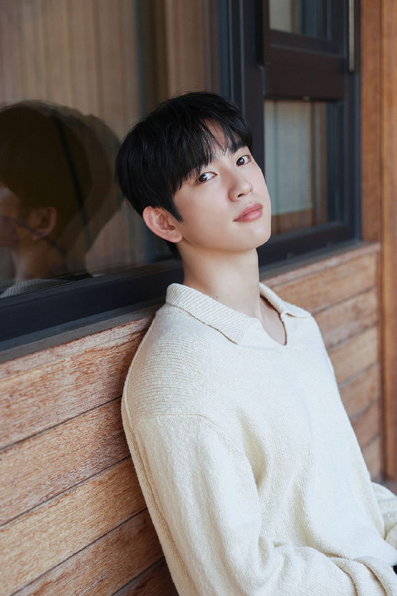 갓세븐 멤버이자 배우 박진영이 tvN 토일드라마 '미지의 서울' 인터뷰에 앞서 포즈를 취하고 있다. [사진=BH엔터테인먼트]