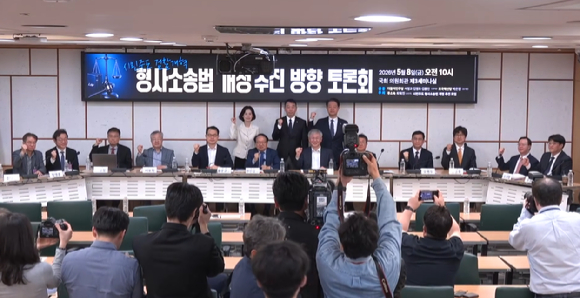 2일 국회 법제사법위원회에서 더불어민주당 김용민 법안심사제1소위원장이 상법 일부개정법률안 등 안건을 심사하기 위한 소위 회의를 개의하며 의사봉을 두드리고 있다. 2025.7.2 [사진=연합뉴스]