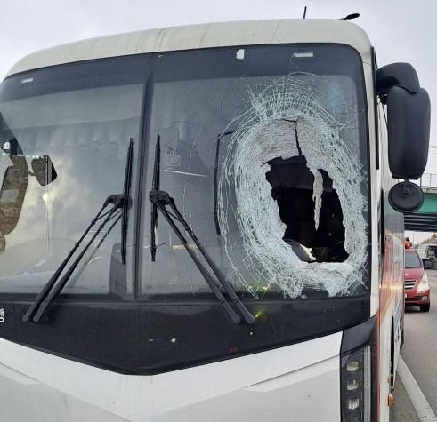 18일 서해안고속도로를 달리던 화물차에서 바퀴가 빠져 시외버스를 덮쳤다. 사고 버스 [사진=경기도소방재난본부]