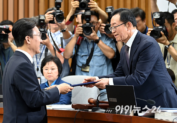 김민석 국무총리 후보자가 24일 서울 여의도 국회에서 열린 국무총리(김민석) 임명동의안 심사를 위한 인사청문회에서 이종배 위원장에게 선서문을 제출하고 있다. [사진=곽영래 기자]