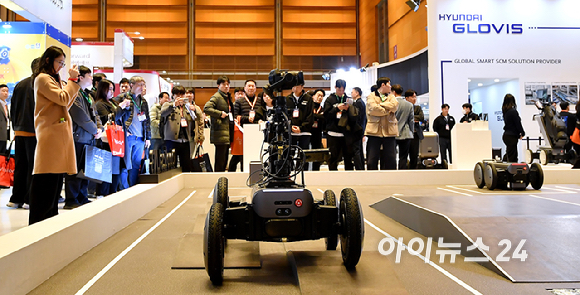 4일 오전 서울 강남구 코엑스에서 열린 2026 스마트공장&middot;자동화산업전(AW2026)에서 현대자동차그룹 로보틱스랩의 모베드(MobED)의 시연이 진행되고 있다. [사진=곽영래 기자]