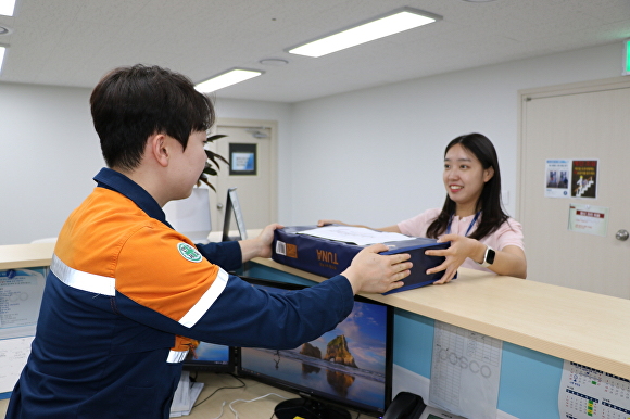 포항제철소 직원이 접수된 선물을 선물 반송센터에서 반송하고 있다. [사진=포스코]