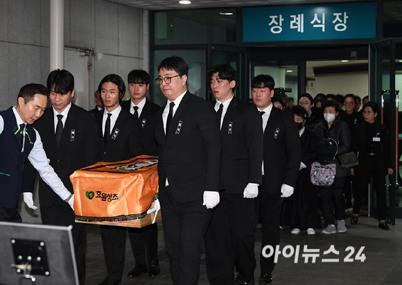27일 오전 서울 송파구 서울아산병원 장례식장에서 배우 故 이순재의 발인식이 엄수되고 있다. [사진=곽영래 기자]