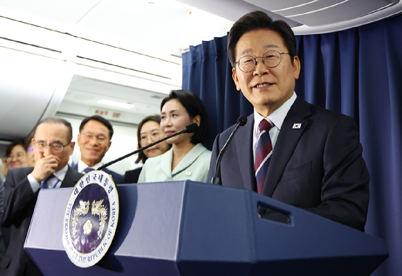 이재명 대통령이 16일(현지시간) 주요 7개국(G7) 정상회의 참석을 위해 캐나다 앨버타주 캘거리로 향하며 공군 1호기에서 기자간담회를 하고 있다. 2025.6.17 [사진=연합뉴스]