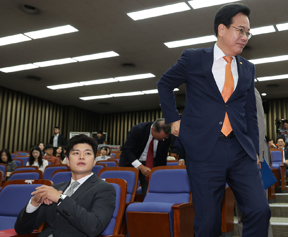 국민의힘 송언석 원내대표가 27일 서울 여의도 국회에서 열린 의원총회에 참석하고 있다. 왼쪽은 김용태 비상대책위원장. [사진=연합뉴스]