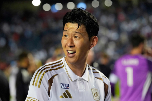지난 9일(현지시간) 미국 일리노이주 브리지뷰의 시트긱 스타디움에서 열린 시카고 파이어 FC와 로스앤젤레스 풋볼 클럽의 MLS 경기 후 로스앤젤레스 FC의 손흥민이 관중석을 바라보고 있다. [사진=AFP/연합뉴스]