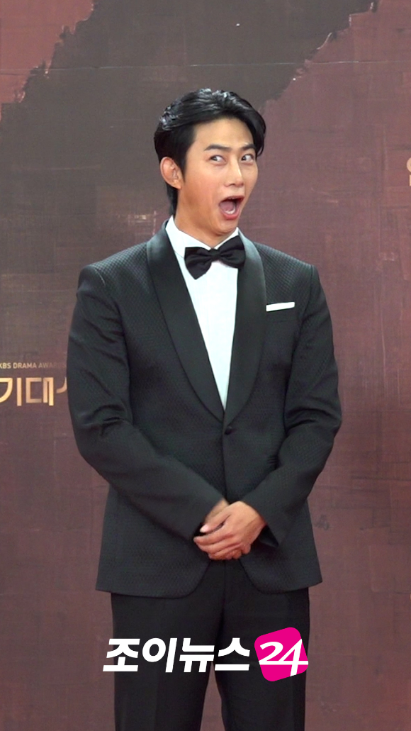 그룹 2PM 옥택연이 31일 오후 서울 여의도 KBS에서 열린 '2025 KBS 연기대상' 레드카펫 포토월 행사에서 소감을 말하고 있다. [사진=문수지 기자]