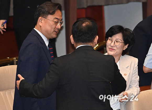 원민경 여성가족부 장관이 10일 서울 여의도 국회에서 열린 본회의에 앞서 의원들과 대화를 하고 있따. [사진=곽영래 기자]