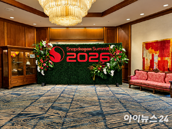 22일(현지시간) 퀄컴의 최대 연례 행사 '스냅드래곤 서밋 2026'이 열린 하얏트 리젠시 마우이 리조트 앤 스파 풍경. 리조트 내에 스냅드래곤 로고 조형물이 설치돼 있다. [사진=안세준 기자]
