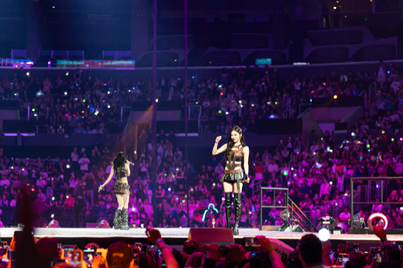 그룹 에스파가 지난 1일(현지시간)부터 3일까지 미국 로스앤젤레스 크립토닷컴 아레나에서 열린 K-팝 팬&아티스트 페스티벌 '케이콘 엘에이 2025(KCON LA 2025)' 무대에서 열띤 공연을 펼치고 있다. [사진=CJ ENM]