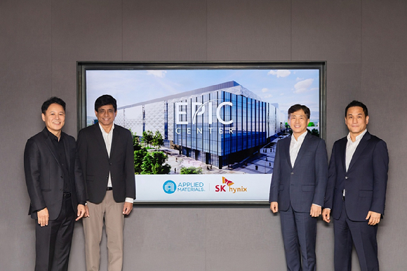 프라부 라자 어플라이드 머티어리얼즈 반도체 제품 그룹 사장(왼쪽)과 곽노정 SK하이닉스 대표이사 사장이 장기 협력 계약 체결을 기념해 촬영을 하고 있다. [사진=어플라이드 머티어리얼즈]