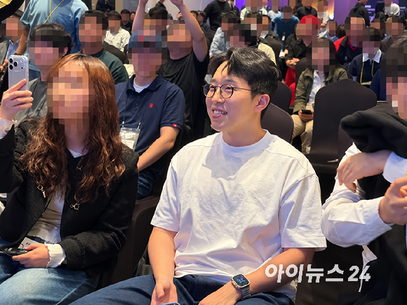 리사 수 AMD 회장 겸 최고경영자(CEO)가 7일 서울 용산구 서울드래곤시티에서 열린 'AMD 게이머 데이'에서 참석자의 의상에 사인하고 있다. [사진=권서아 기자]