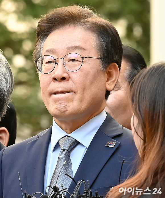 이재명 더불어민주당 대표가 지난해 11월 15일 서울 서초구 서울중앙지방법원에서 열린 '공직선거법 위반' 1심 선고 공판에서 징역 1년에 집행유예 2년을 선고받은 뒤 법원을 나서며 심정을 밝히고 있다. [사진=곽영래 기자]