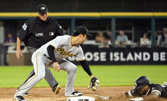 MLB 피츠버그에서 뛰고 있는 박효준(왼쪽)은 22일 열린 시카고 컵스와 홈 경기에 선발 출전했으나 2삼진 무안타에 그쳤다. 피츠버그는 컵스에 이겨 3연승으로 내달렸다. [사진=뉴시스]