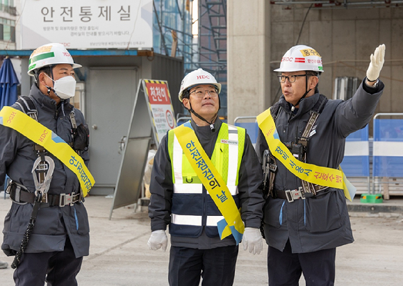 김회언 HDC현대산업개발 대표이사(가운데)가 성남산단재생 복합지식산업센터 현장을 방문해 동절기 대비 화재와 질식 예방 특별 안전점검을 진행하고 있다. [사진=HDC현대산업개발]