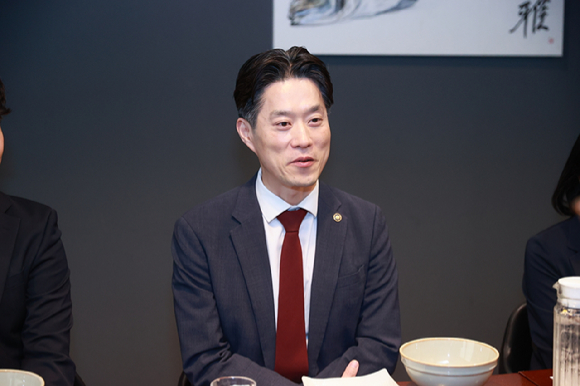 노용석 중소벤처기업부 차관이 서울에서 열린 '2030자문단 오찬간담회'에서 자문단과 대화하고 있다. [사진=중소벤처기업부]