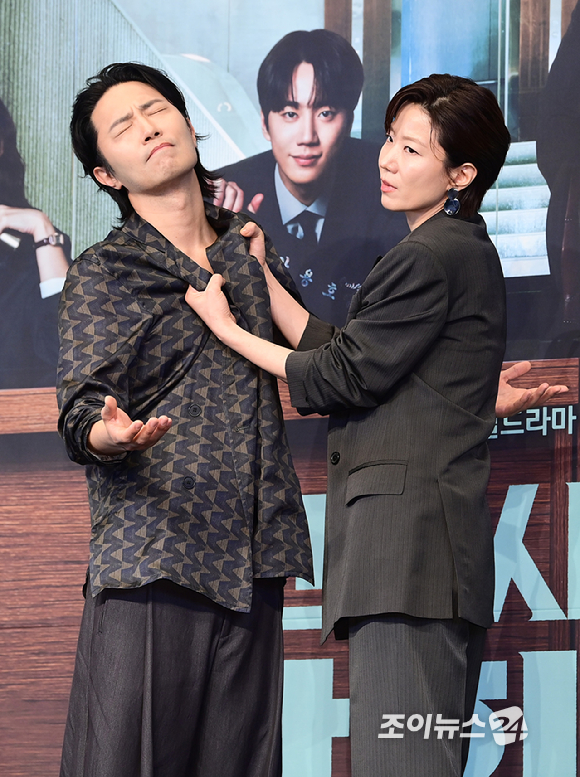 배우 진구와 전혜진이 28일 오후 서울 구로구 신도림동 더링크서울 트리뷰트 포트폴리오 호텔에서 열린 JTBC 새 토일드라마 '신입사원 강회장' 제작발표회에 참석하고 있다. [사진=정소희 기자]