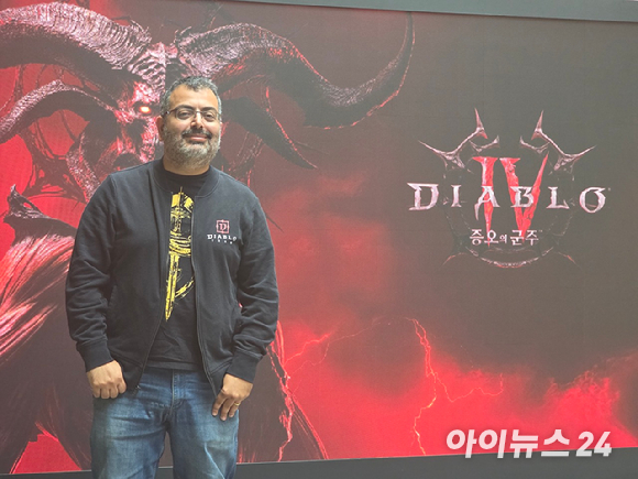 자벤 하로투니안 블리자드 어소시에이트 게임 디렉터가 27일 서울 서초구 데블스도어 센트럴시티점에서 열린 '디아블로4: 증오의 군주' 출시 기념 기자간담회에서 기념 촬영을 하고 있다. [사진=박정민 기자]