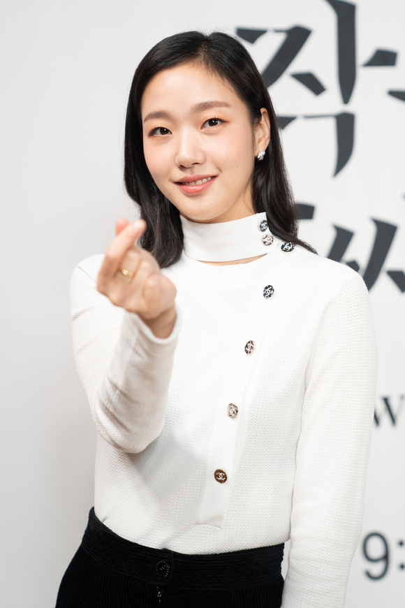 배우 김고은이 29일 온라인으로 진행된 tvN 새 토일드라마 '작은 아씨들' 제작발표회에 참석해 포즈를 취하고 있다. [사진=tvN]