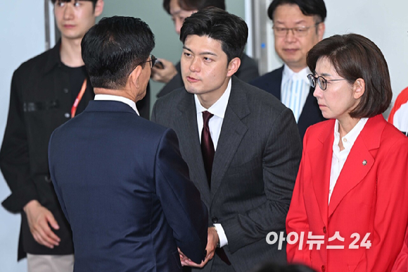 제21대 대통령 선거에서 이재명 더불어민주당 대선 후보의 당선이 확실시된 4일 새벽 김문수 국민의힘 대선후보가 서울 여의도 국민의힘 중앙당사에서 대선 패배 승복 기자회견을 마치고 퇴장하고 있다. [사진=정소희 기자]