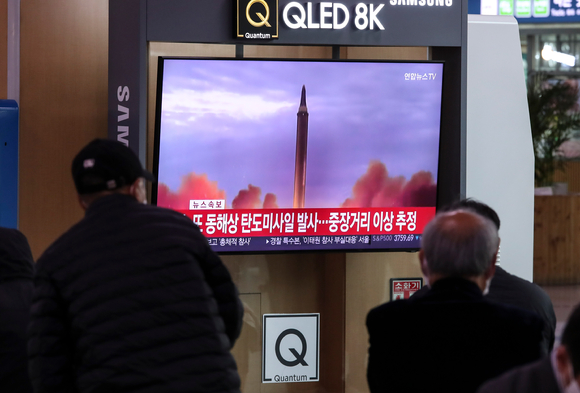 북한이 전날에 이어 동해상으로 탄도미사일을 발사한 3일 오전 서울역 대합실에서 시민들이 뉴스를 보고 있다. [사진=뉴시스]