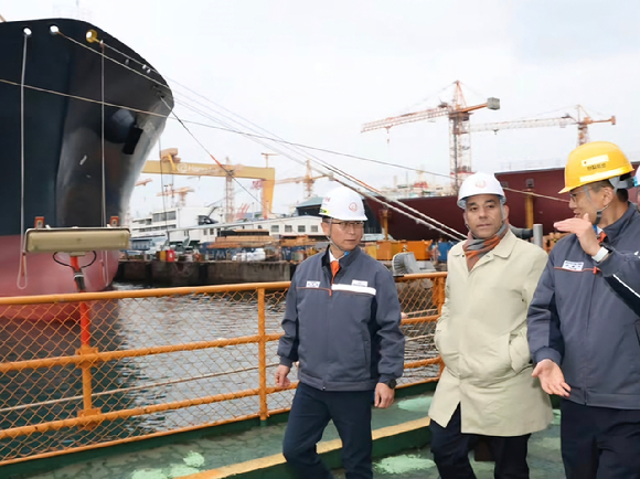 크리스토퍼 스키트 캐나다 퀘백주 국제관계부 장관이 장영실함에 승함하고 있다. [사진=한화오션 SNS 캡처]