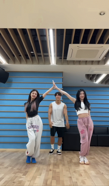 김종국과 함께한 있지(ITZY)의 신곡 'SNEAKERS' 댄스 챌린지가 공개돼 관심을 모으고 있다. [사진=있지 'SNEAKERS' 댄스 챌린지 영상 캡쳐]