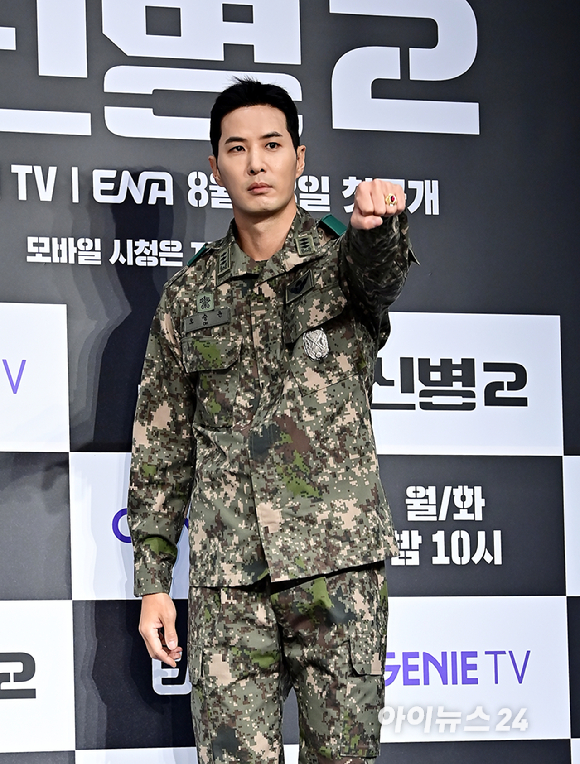 배우 김지석이 28일 오후 서울 신도림 디큐브시티 더 세인트에서 열린 지니 TV 오리지널 신병2 제작발표회에서 포토타임을 갖고 있다. [사진=곽영래 기자]