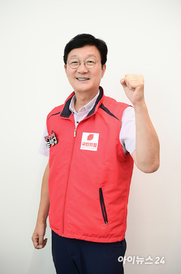 국민의힘 최고위원 출마를 선언한 손범규 인천 남동갑 당협위원장이 29일 인천 남동구에 위치한 개인사무실에서 아이뉴스24와 인터뷰를 갖고 있다. [사진=정소희 기자]