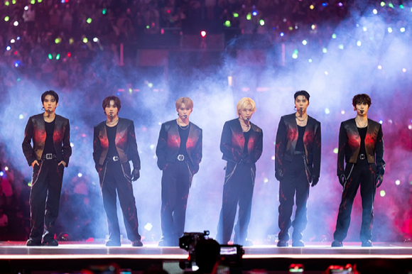 그룹 NCT 127이 지난 1일(현지시간)부터 3일까지 미국 로스앤젤레스 크립토닷컴 아레나에서 열린 K-팝 팬&아티스트 페스티벌 '케이콘 엘에이 2025(KCON LA 2025)' 무대에서 열띤 공연을 펼치고 있다. [사진=CJ ENM]