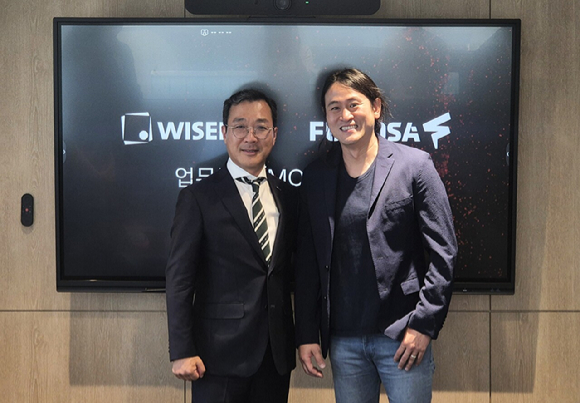 강용성 와이즈넛 대표(왼쪽)와 백준호 퓨리오사AI 대표가 ‘AI 에이전트 어플라이언스’ 공동개발 및 사업을 위한 업무협약(MOU)을 체결한 뒤 기념 촬영하고 있다. [사진=와이즈넛]